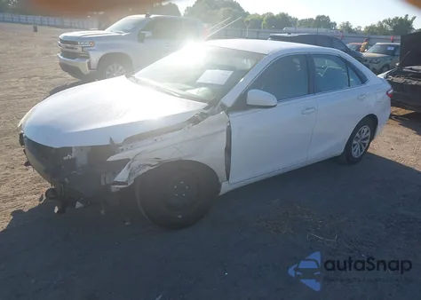 2015 Toyota Camry Le z USA, uszkodzony, nr VIN 4T1BF1FK7FU934546